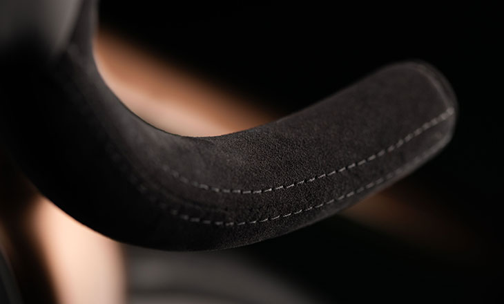 أستون مارتن تكشف عن دراجتها الهوائية الفريدة